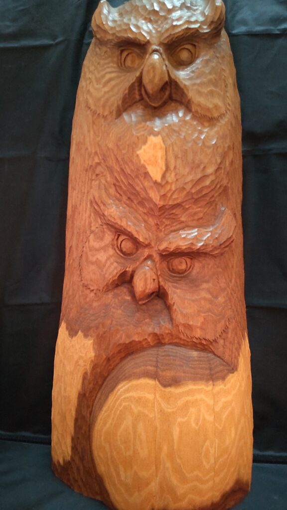 川上哲（さとる）さんの作品3（木彫りのフクロウ⑩）～銘木で彫られた