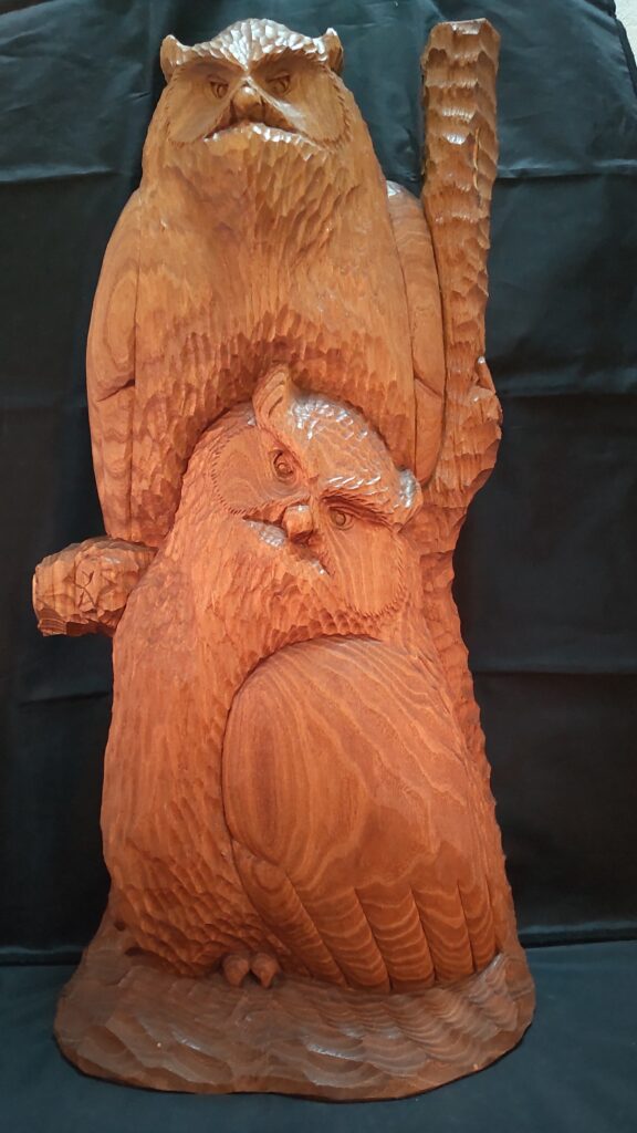 川上哲（さとる）さんの作品3（木彫りのフクロウ⑩）～銘木で彫られた