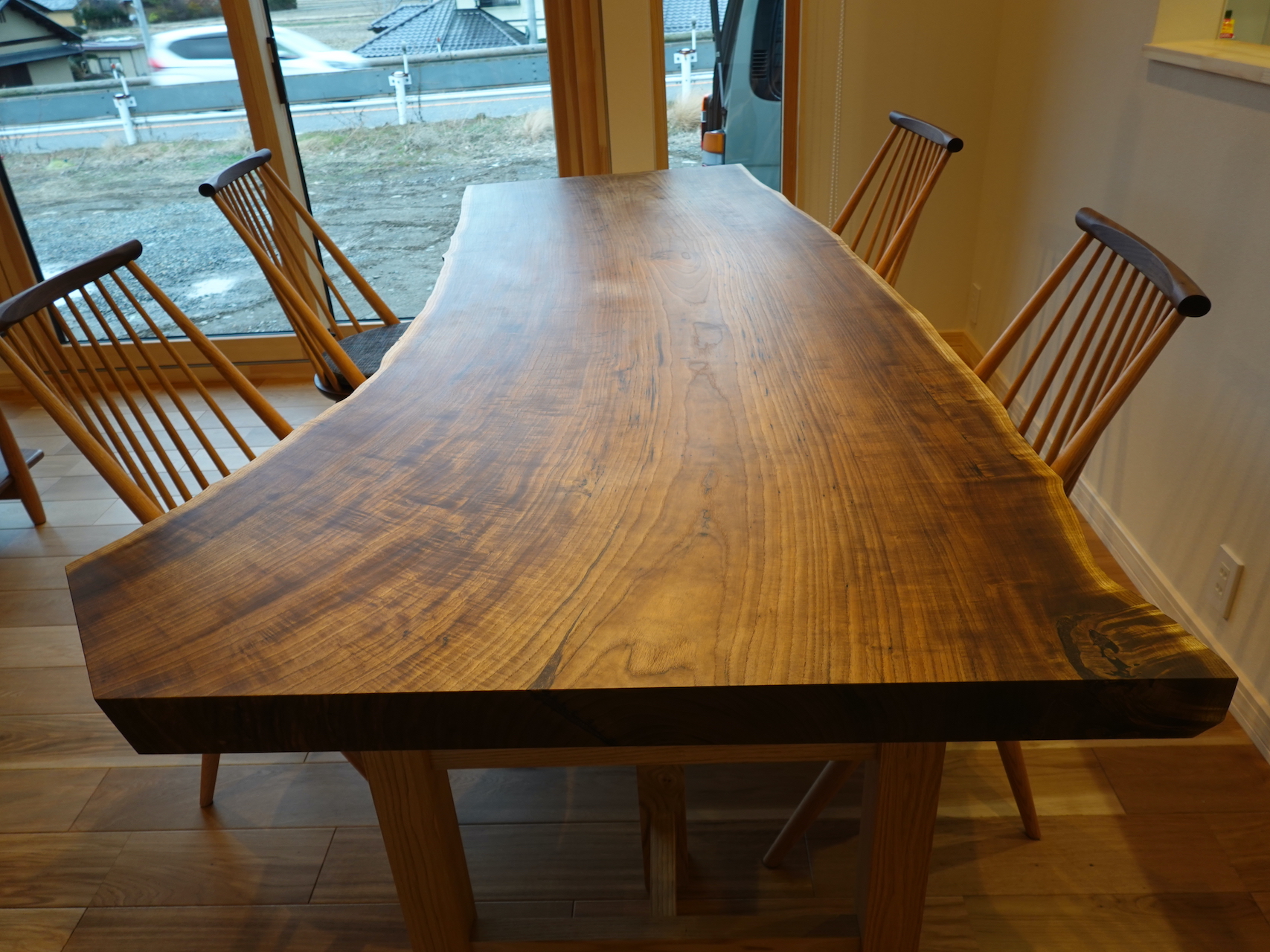 黄檗(キハダ)の一枚板テーブルをこだわりのご自宅に。 | 松葉屋家具店