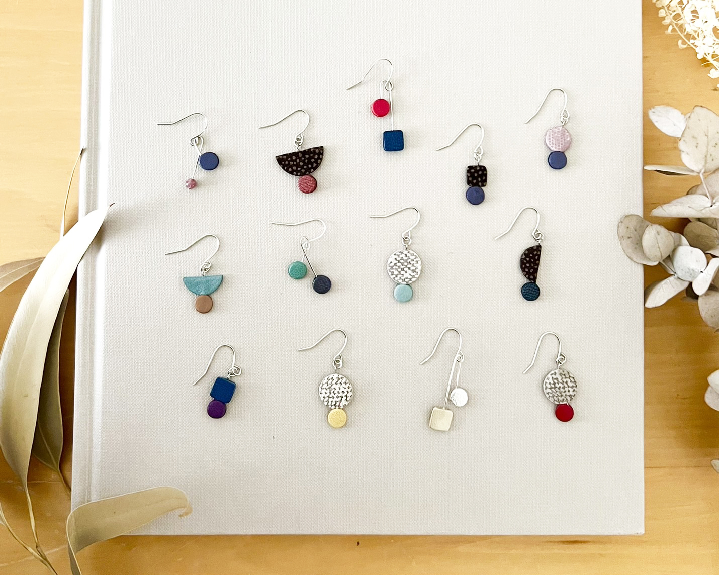 秋にぴったりの革ピアス｜読みもの｜MeTAS＋（ミタス）『ハンドメイド