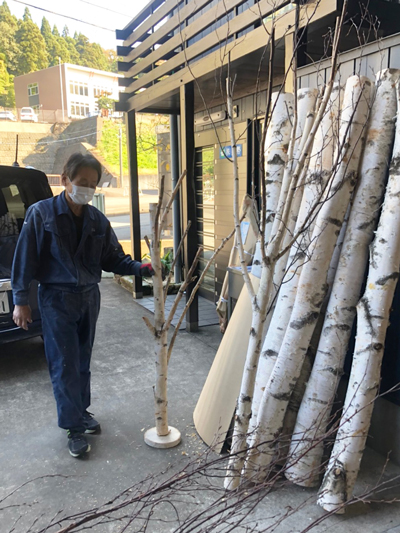 リフォーム計画・白樺の木でバッグをディスプレイ｜studio untrapの