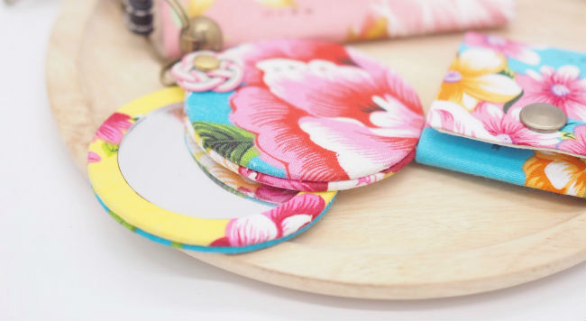 花以外の実用的な母の日プレゼント？お洒落な手鏡やミラーがおすすめ