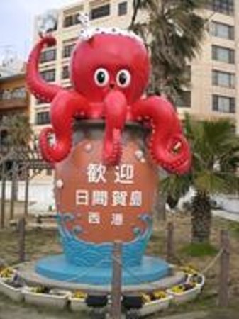 写真スポットの蛸壺に乗ったタコのオブジェ - Photo de Himaka Island