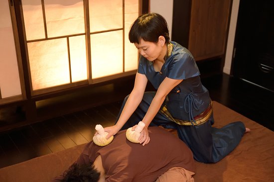 ハーバルコンプレス」蒸したハーブボールを全身に押し当て、ストレッチ