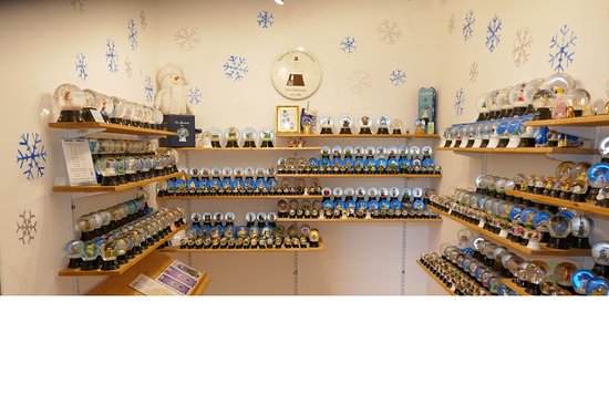 所狭しとスノードームが展示販売されてます。 - Picture of Original