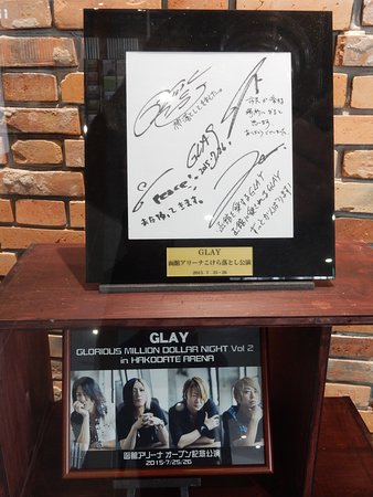GLAYのサイン（展示） - 函館市、函館アリーナの写真 - トリップ