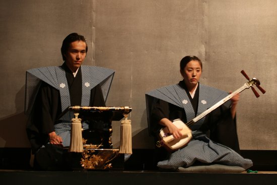 太夫・三味線 舞台の上手（舞台向かって右側）の出語り床で浄瑠璃を