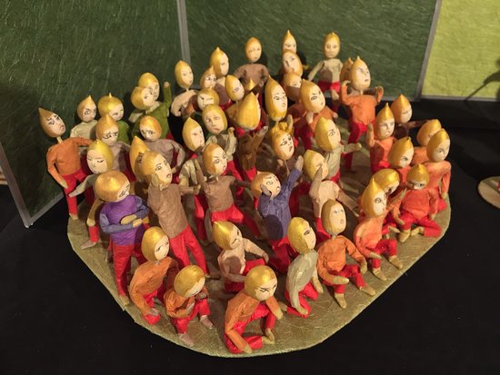 どんぐりのような小人の紙人形 - Picture of Morioka Central