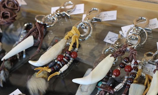 店内の商品：北海道のクマの牙が使用されている、アイヌデザインの