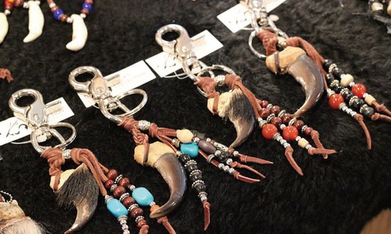 店内の商品：北海道のクマの爪を使用した、アイヌデザインの