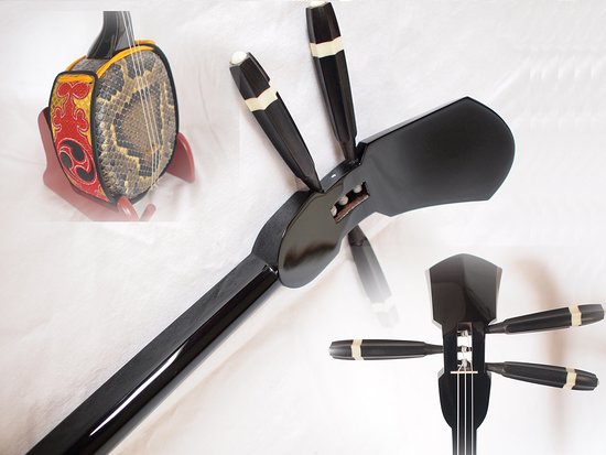 細身の三線、久場の骨型三線です。素材は今はとても貴重な八重山黒木