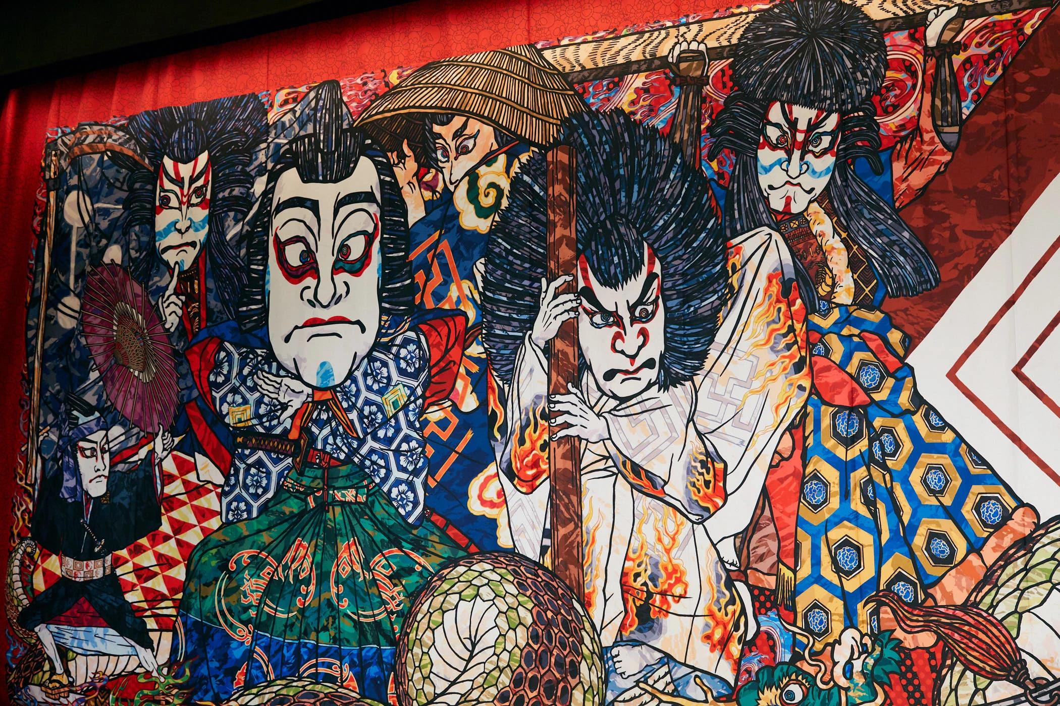 村上隆作の「祝幕」が歌舞伎座に登場、市川海老蔵の十三代目團十郎襲名