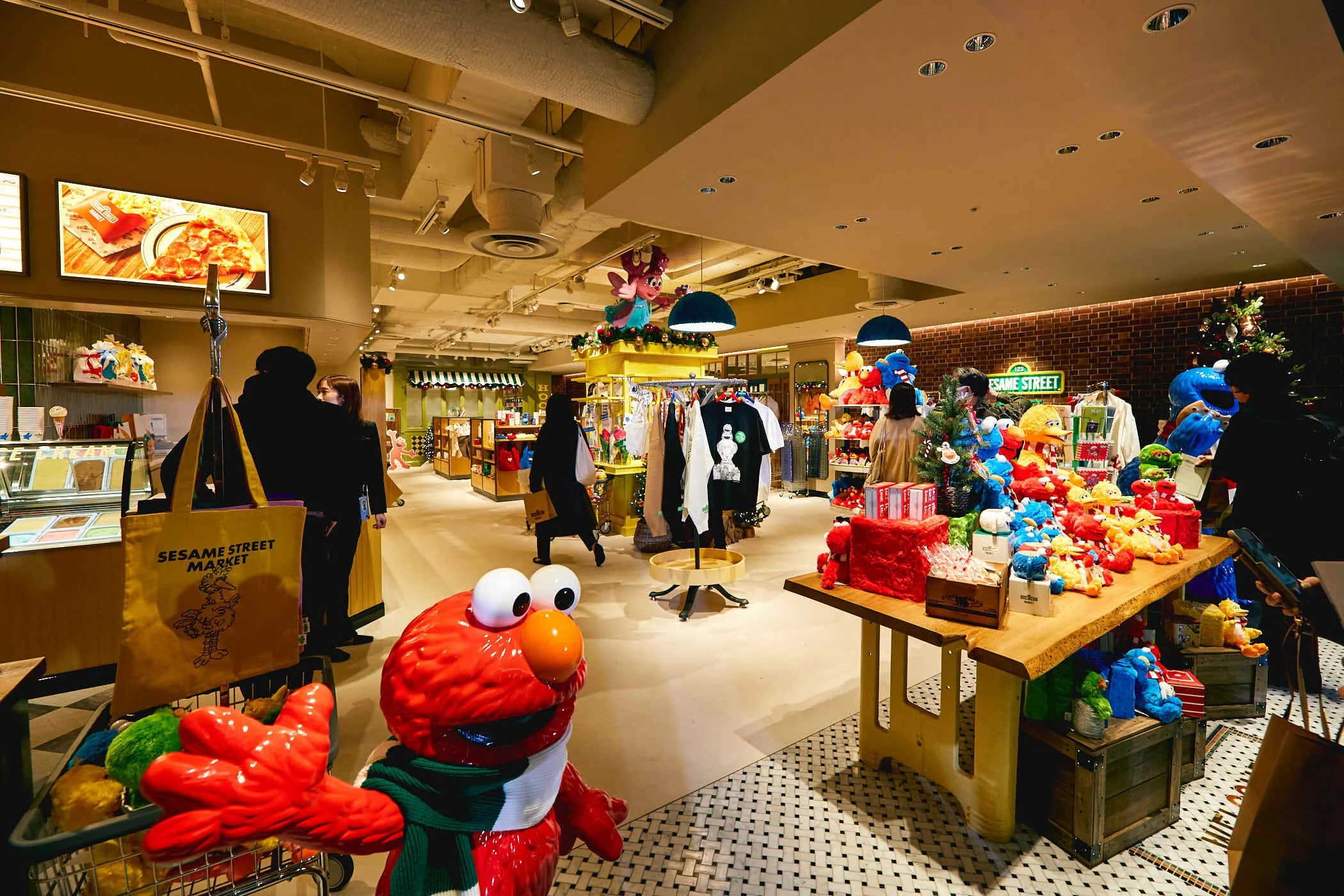 世界初、ショップやカフェを複合したセサミストリートの公式ストアが