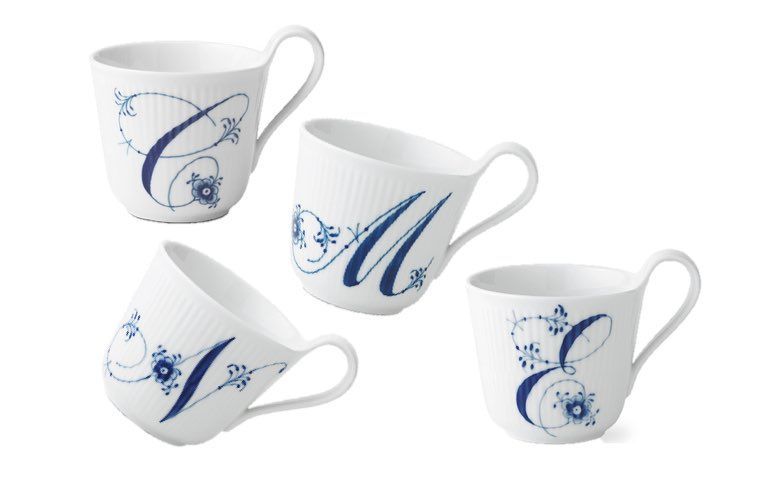 伝統の柄とイニシャル。ロイヤル・コペンハーゲンのイニシャルマグ