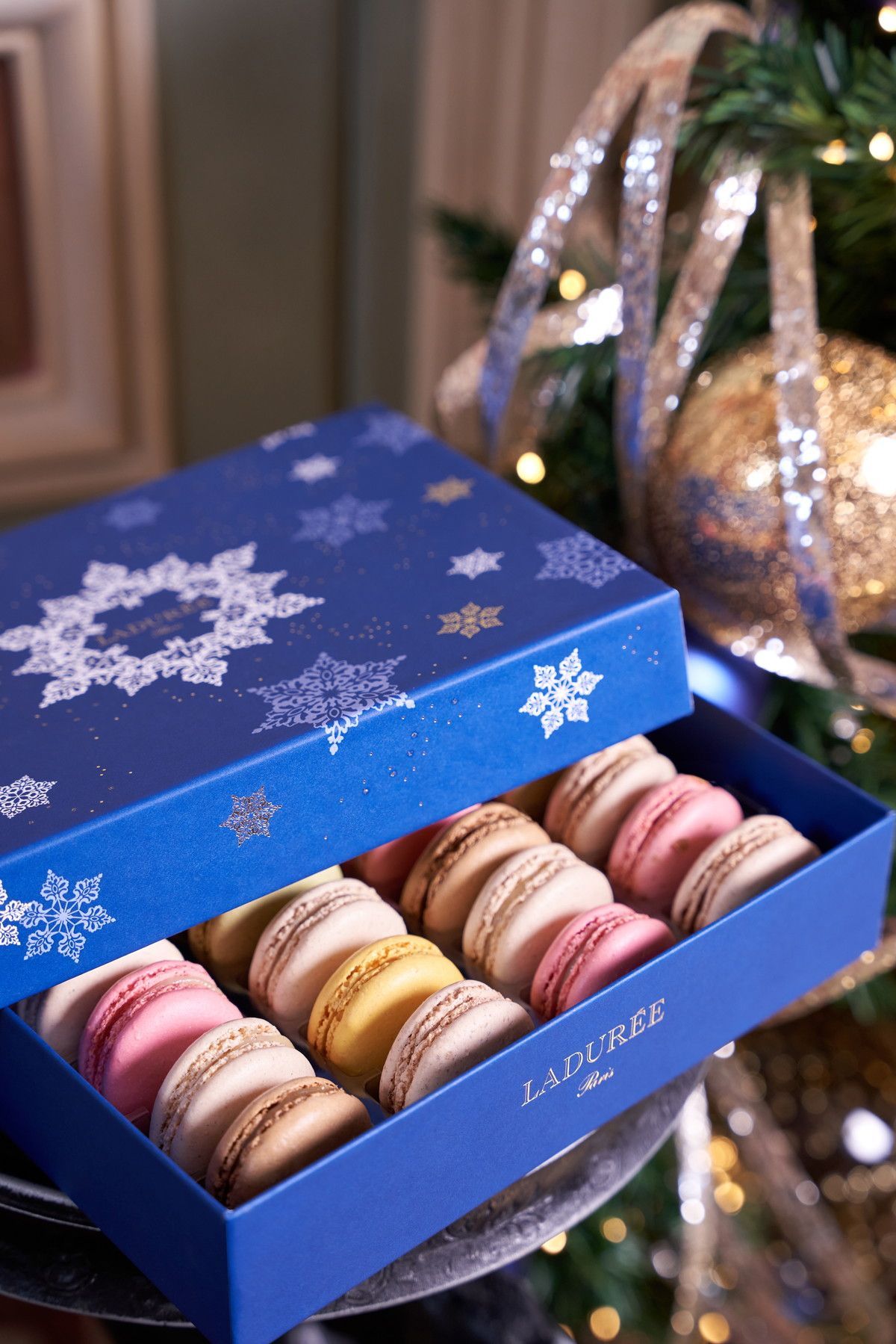 160周年を迎えたラデュレに、クリスマス限定BOXとマカロンが登場