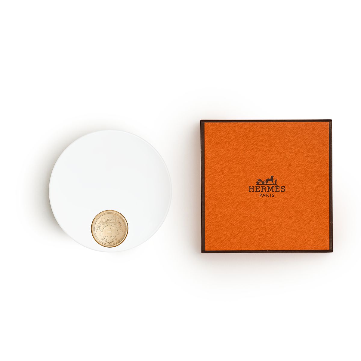 エルメス」からゴールドが煌めく限定のパウダーが登場 【クリスマス