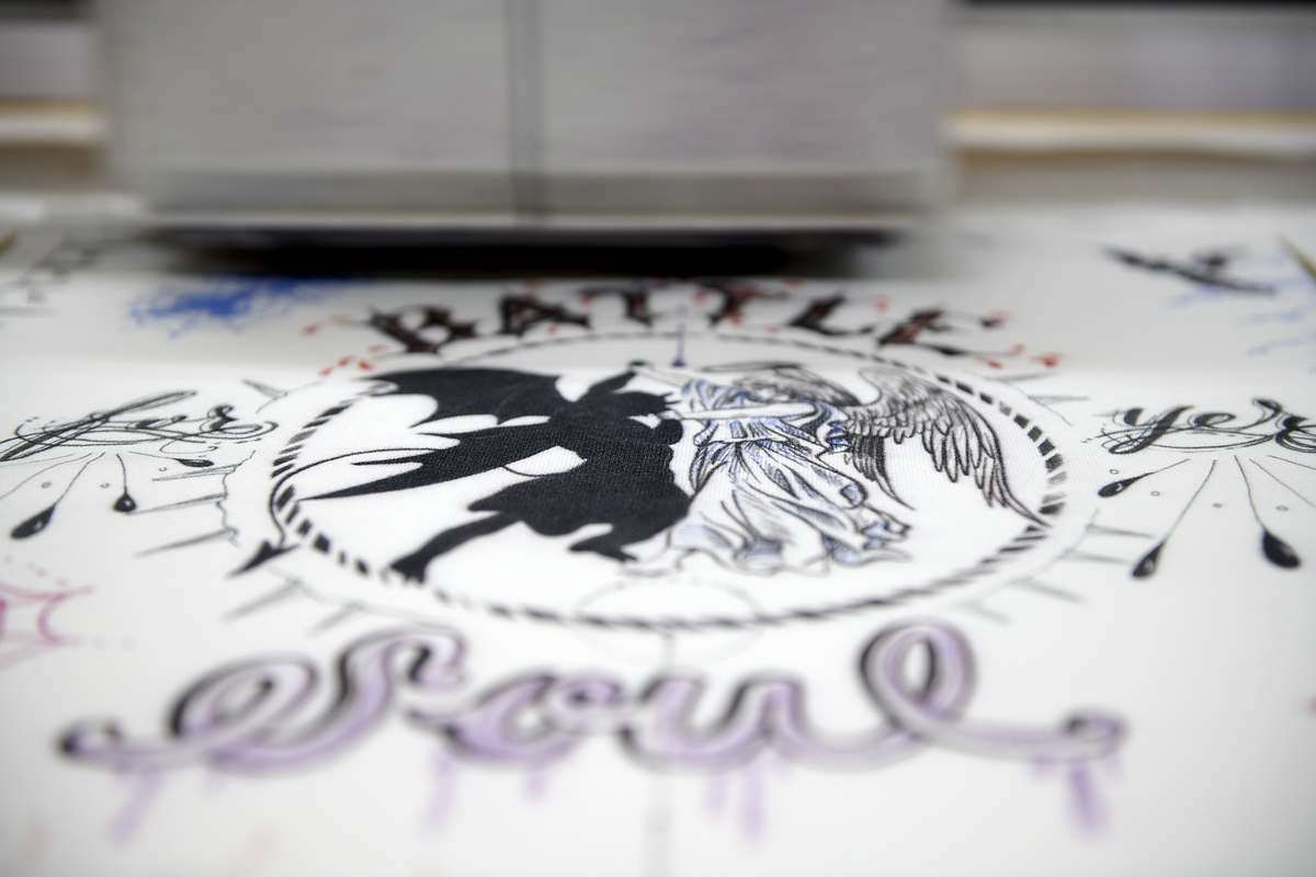 細川雄太の「セント マイケル」 × ドクター・ウーは落書き風プリントの