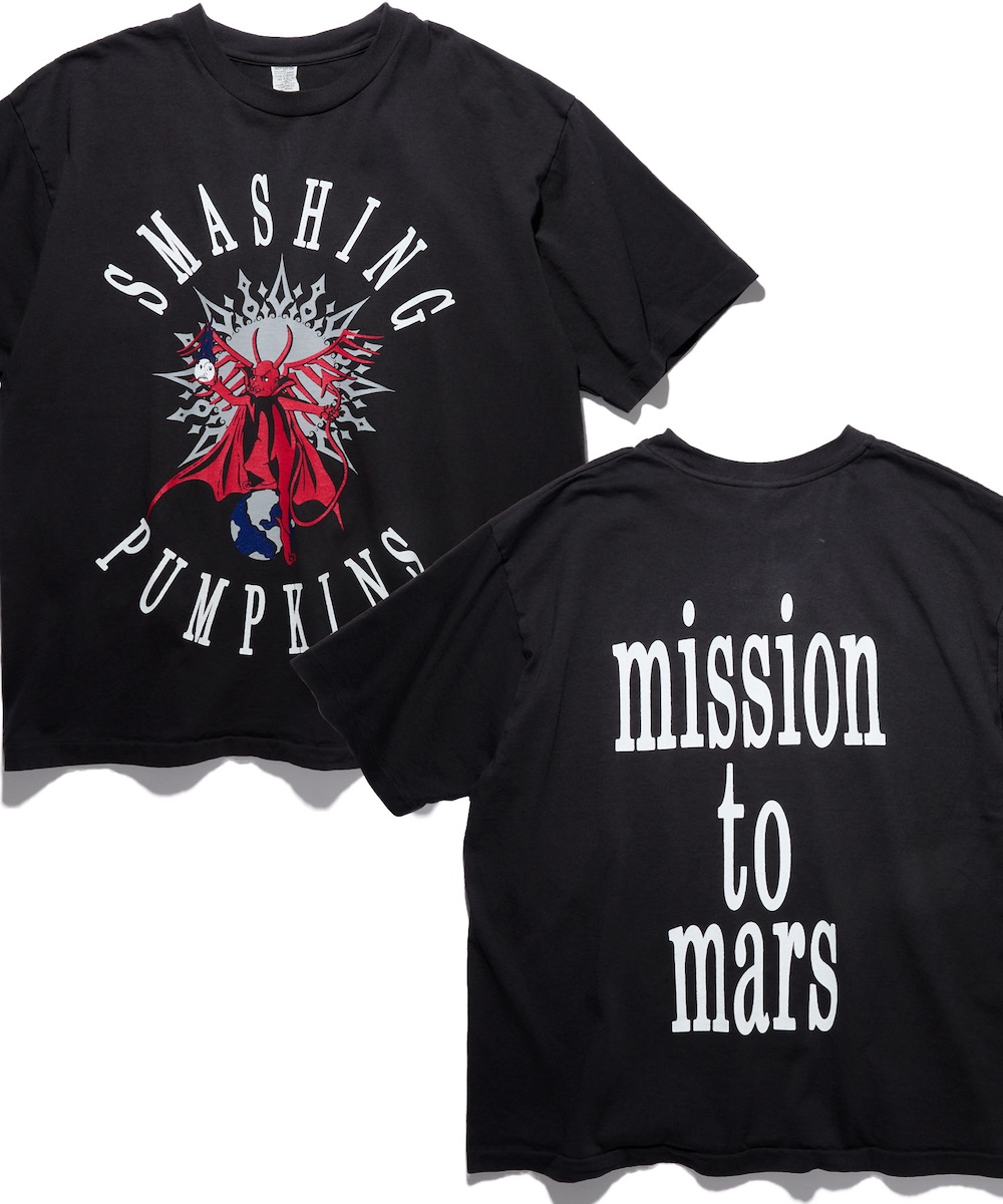 スマパンやソニック・ユースなどのTシャツを販売するポップアップが