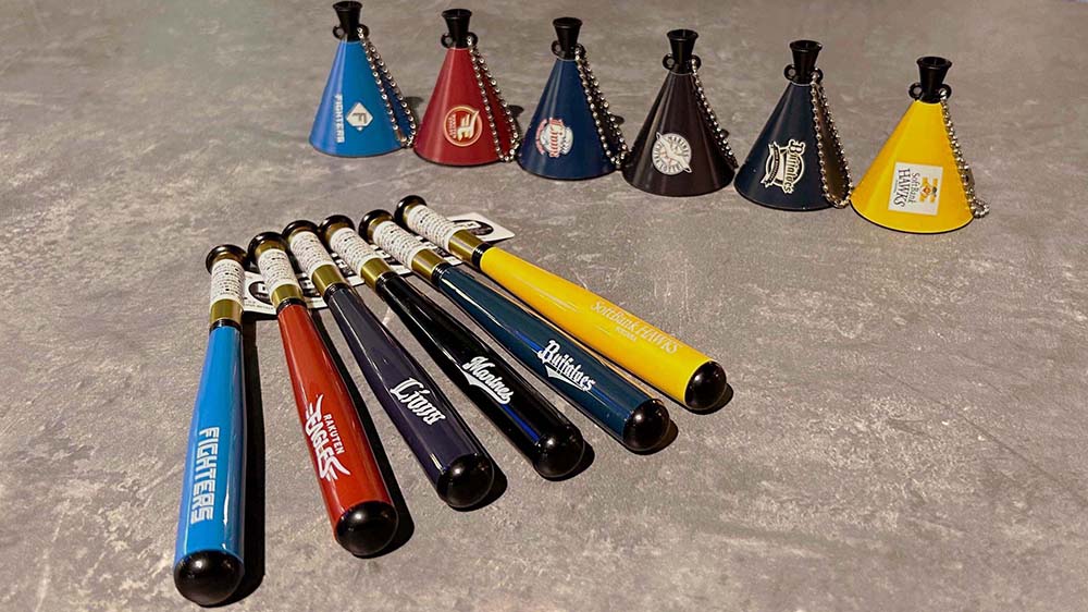 パ・リーグ6球団デザインの限定プライズ！ バット型ボールペンとミニ