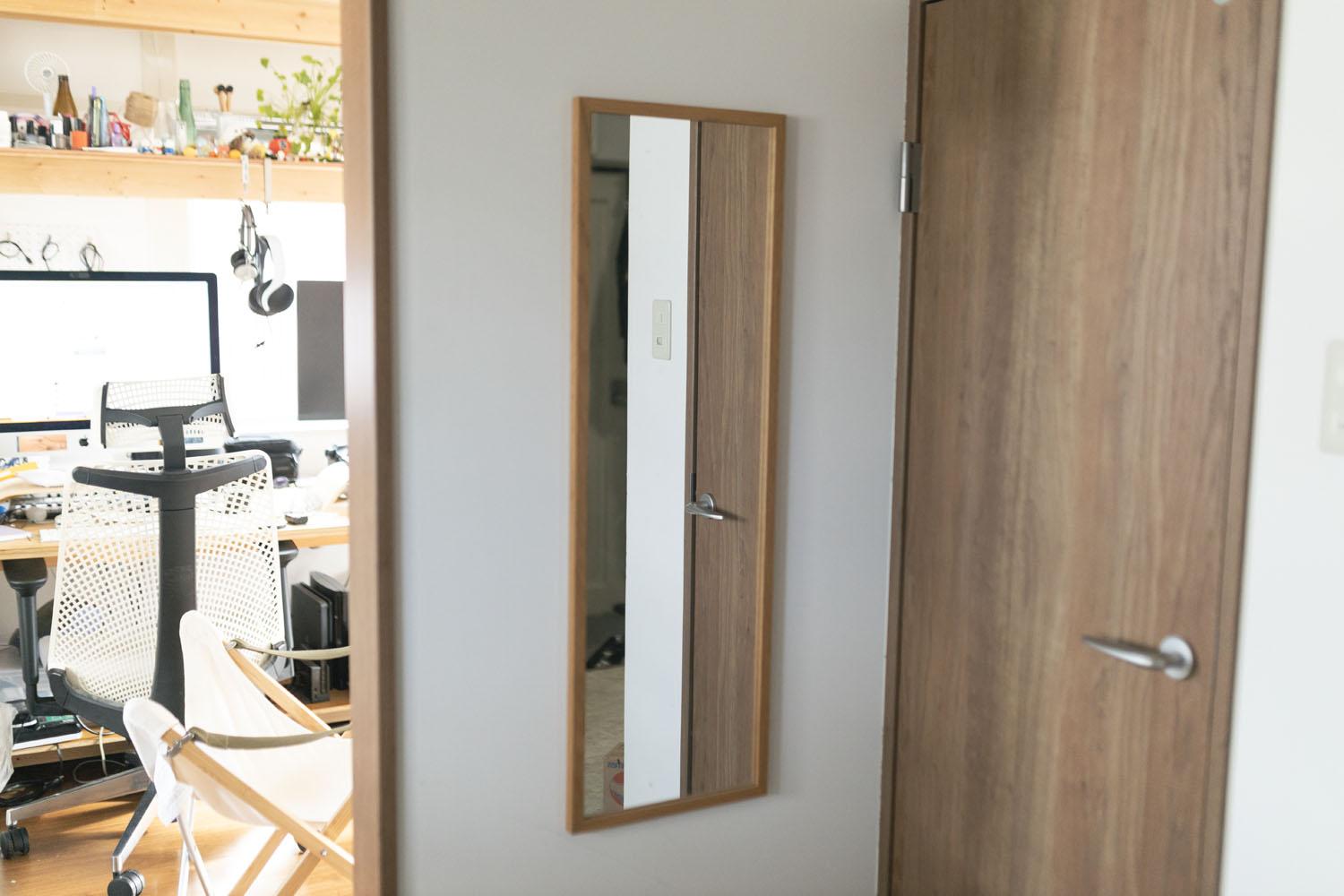 スペースも圧迫感もほぼナシで設置できる無印良品のコレが「姿見の正解