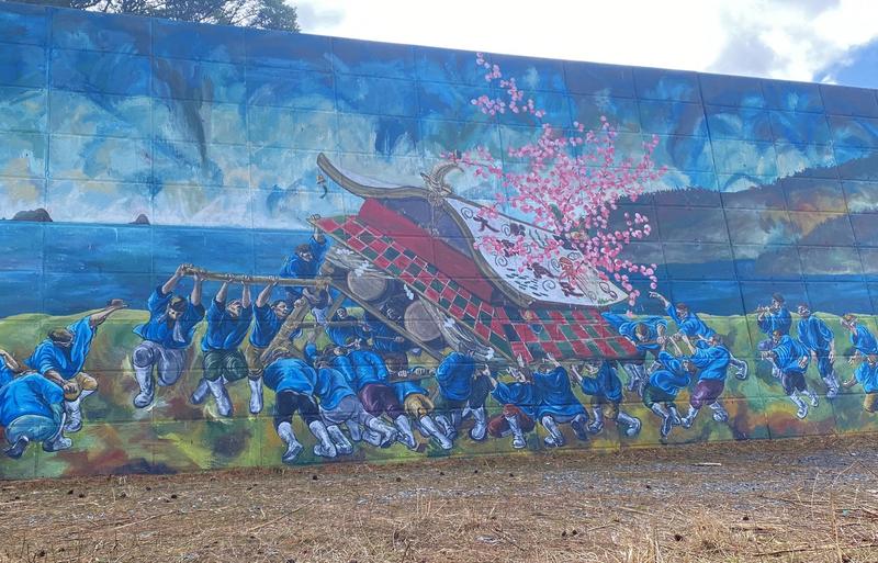 負の遺産」に描かれた巨大壁画。地元の複雑な思いと“希望”のアート