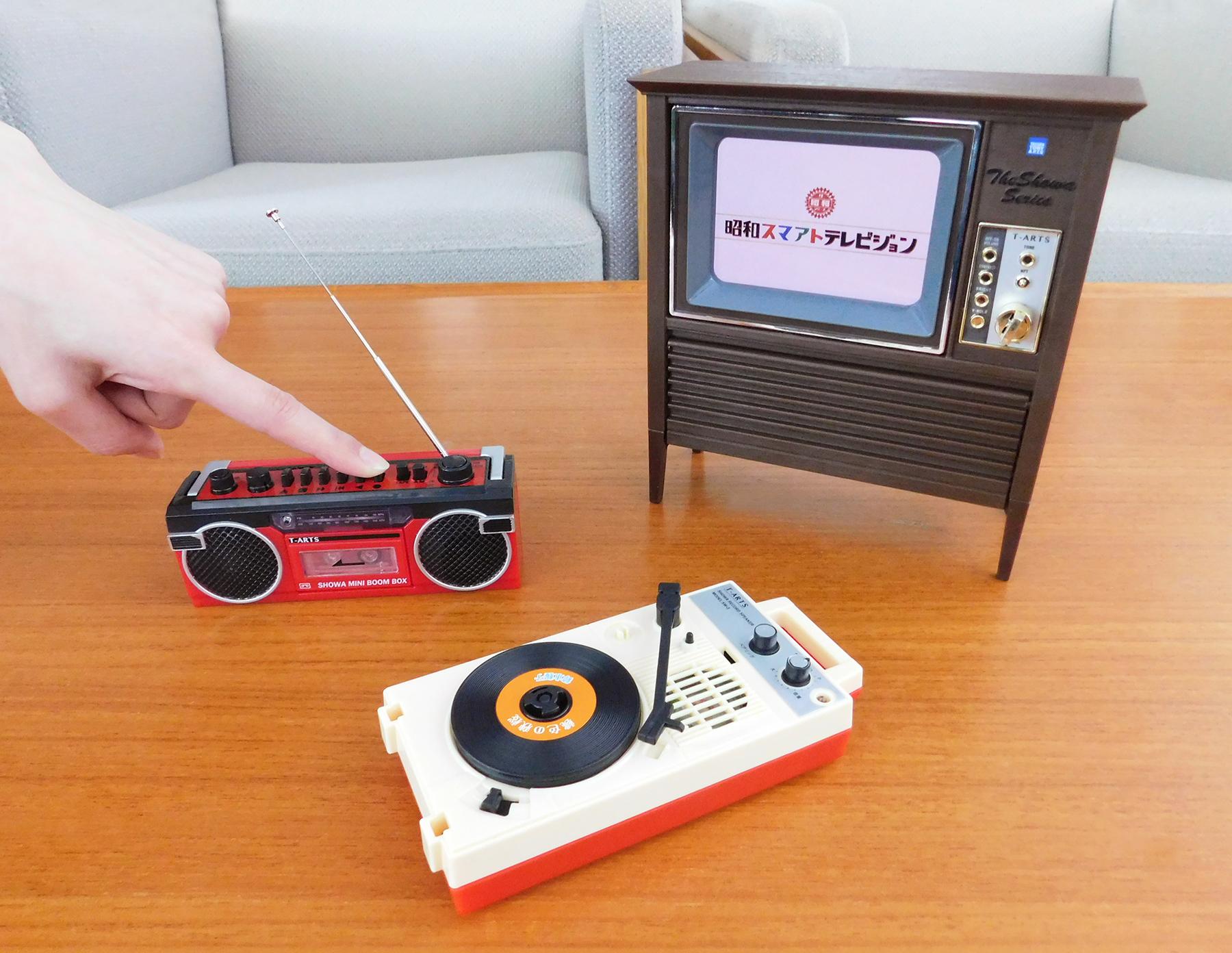 昭和あるある】テレビを叩いて直すのも再現。昭和のブラウン管テレビ風