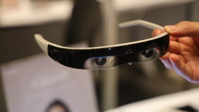 近眼も老眼も1本でいける。世界初オートフォーカスメガネ｢ViXion01