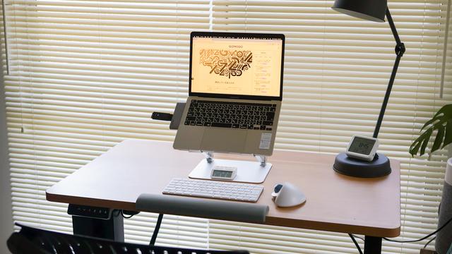 FlexiSpotの昇降デスク導入から約1年。机に向かうのが楽になった