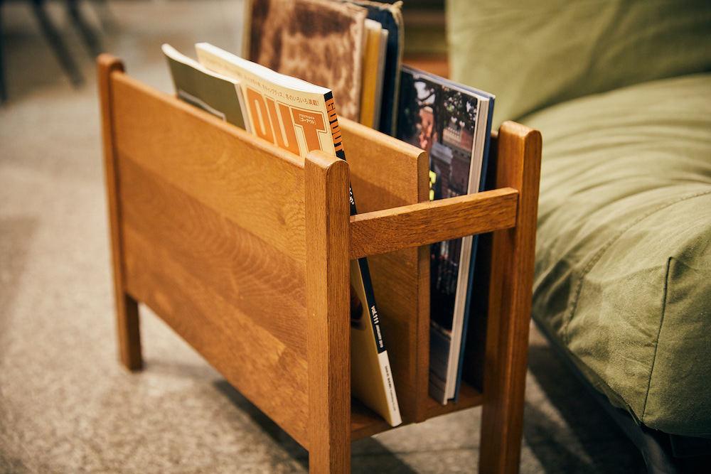 このシンプルで堅牢なマガジンラックなら、雑誌がへたらないんだ