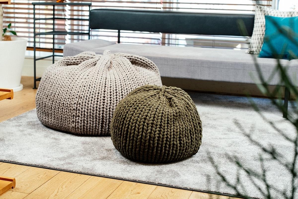 イデーで見つけた、クッションみたいな丸いやつ。帰宅直後の疲れ果てた