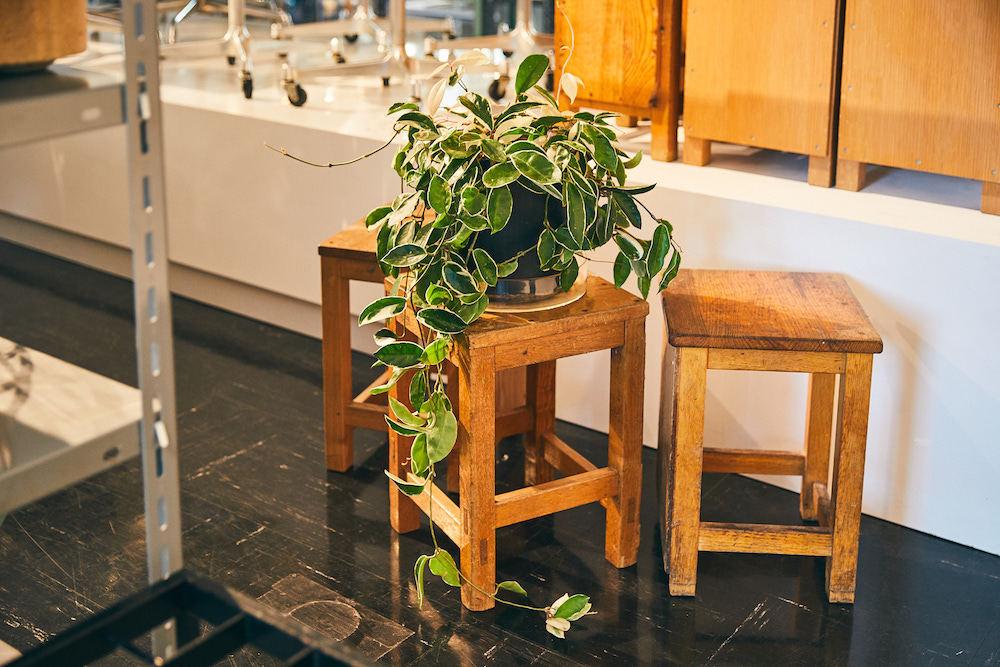 めっちゃ懐かしい〜！ぜんぶ一点モノの図工室の椅子を、D&DEPARTMENTで