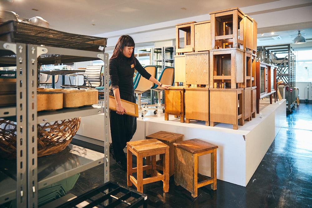 めっちゃ懐かしい〜！ぜんぶ一点モノの図工室の椅子を、D&DEPARTMENTで