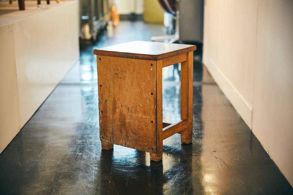 めっちゃ懐かしい〜！ぜんぶ一点モノの図工室の椅子を、D&DEPARTMENTで