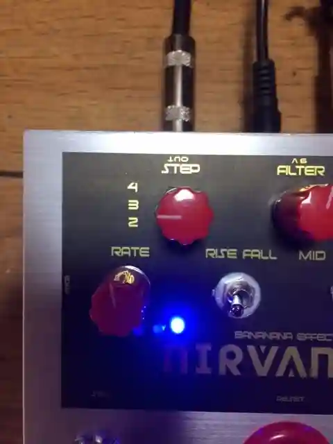 ギターシンセのような超個性的なエフェクター BANANANA EFFECTS NIRVANANA