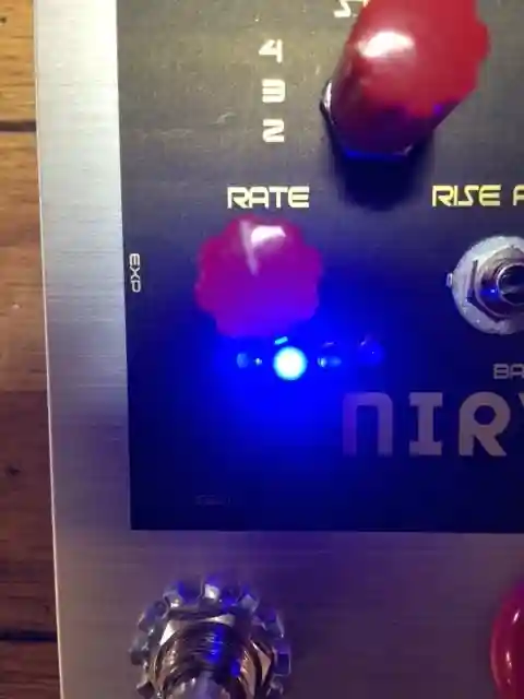 ギターシンセのような超個性的なエフェクター BANANANA EFFECTS NIRVANANA