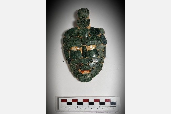 謎多きマヤ文明の遺跡からヒスイの仮面が出土。盗掘を免れた貴重な遺物