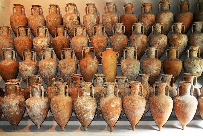 海水浴客とライフガードが古代の壺を発見。「完璧な状態」と専門家