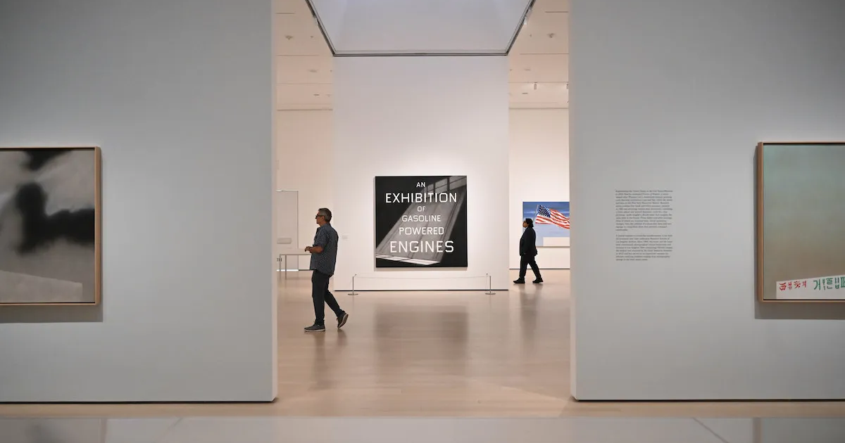 エド・ルシェの大回顧展がMoMAで開催中。美術史のルールにユーモアで抗