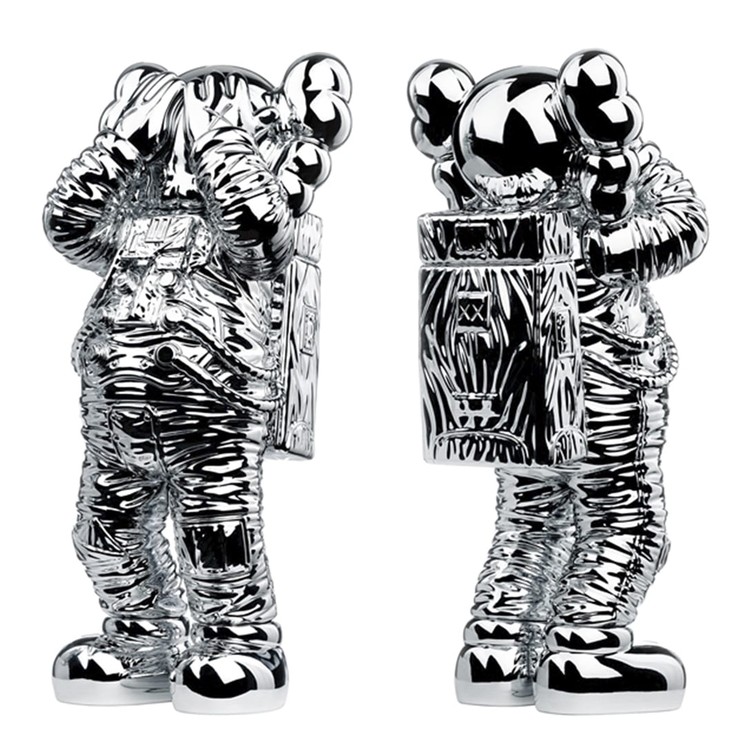 ▷ Holiday Space Figure Silver by Kaws, 2020 | Resin Design | Artsper