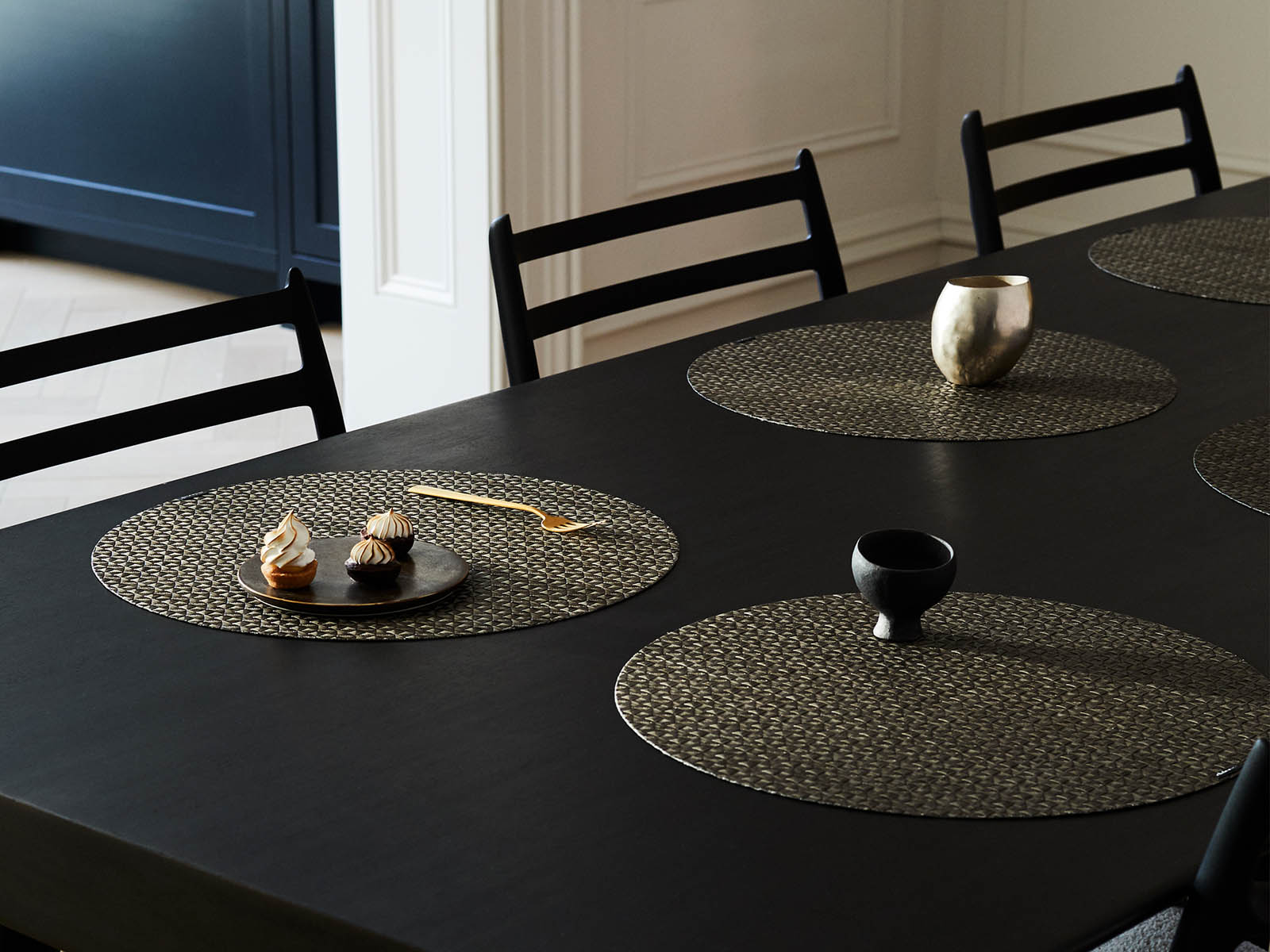 チルウィッチ 円形ランチョンマット・オリガミ｜ブラウンの多面体模様