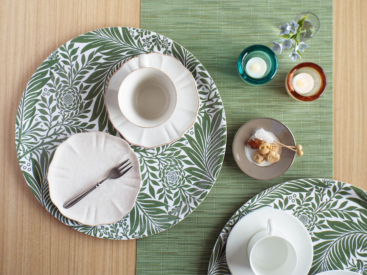 おしゃれに食事もできる木製トレー｜ウィリアムモリス・ラークスパー