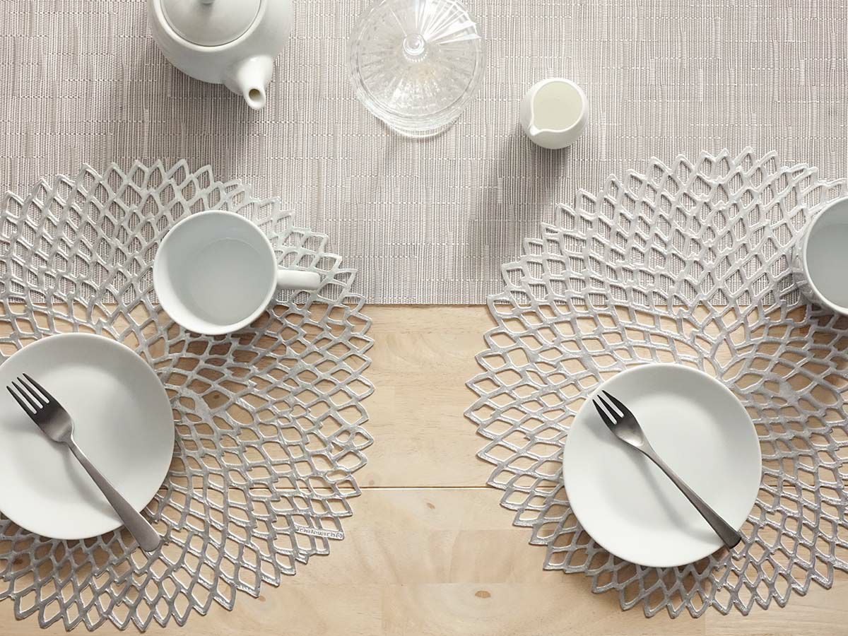 チルウィッチ ダリア ランチョンマット｜大輪のダリアを模ったシルバー色