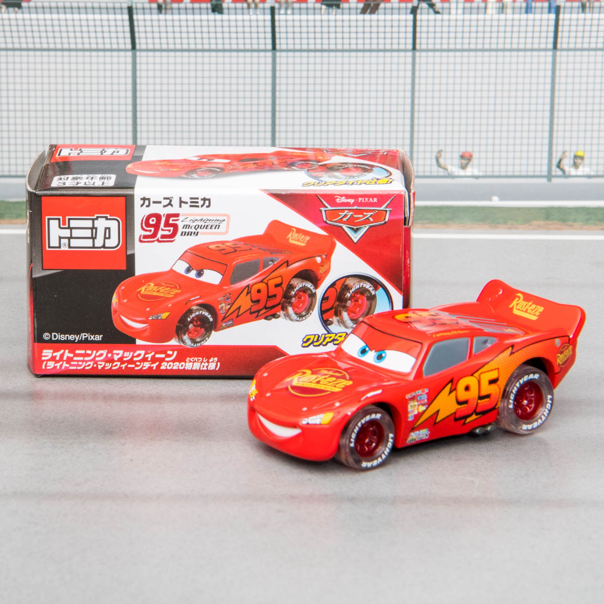 スポンサーレスデザインやクリアタイヤ仕様も！カーズ トミカ