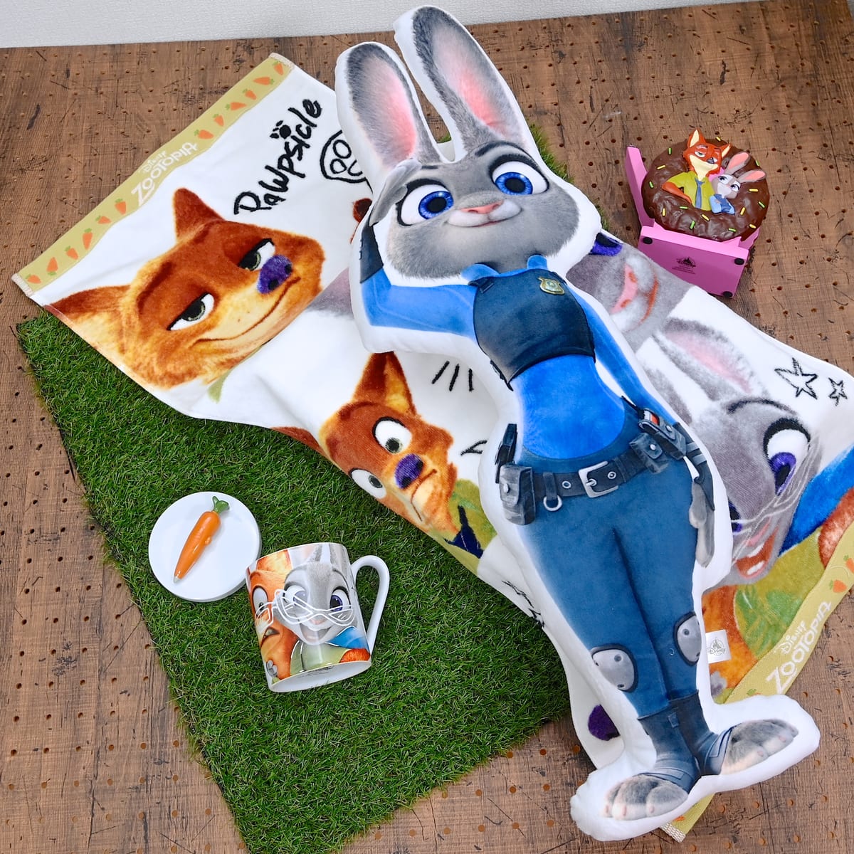 ジュディとニックのダイカットクッションも！ディズニーストア