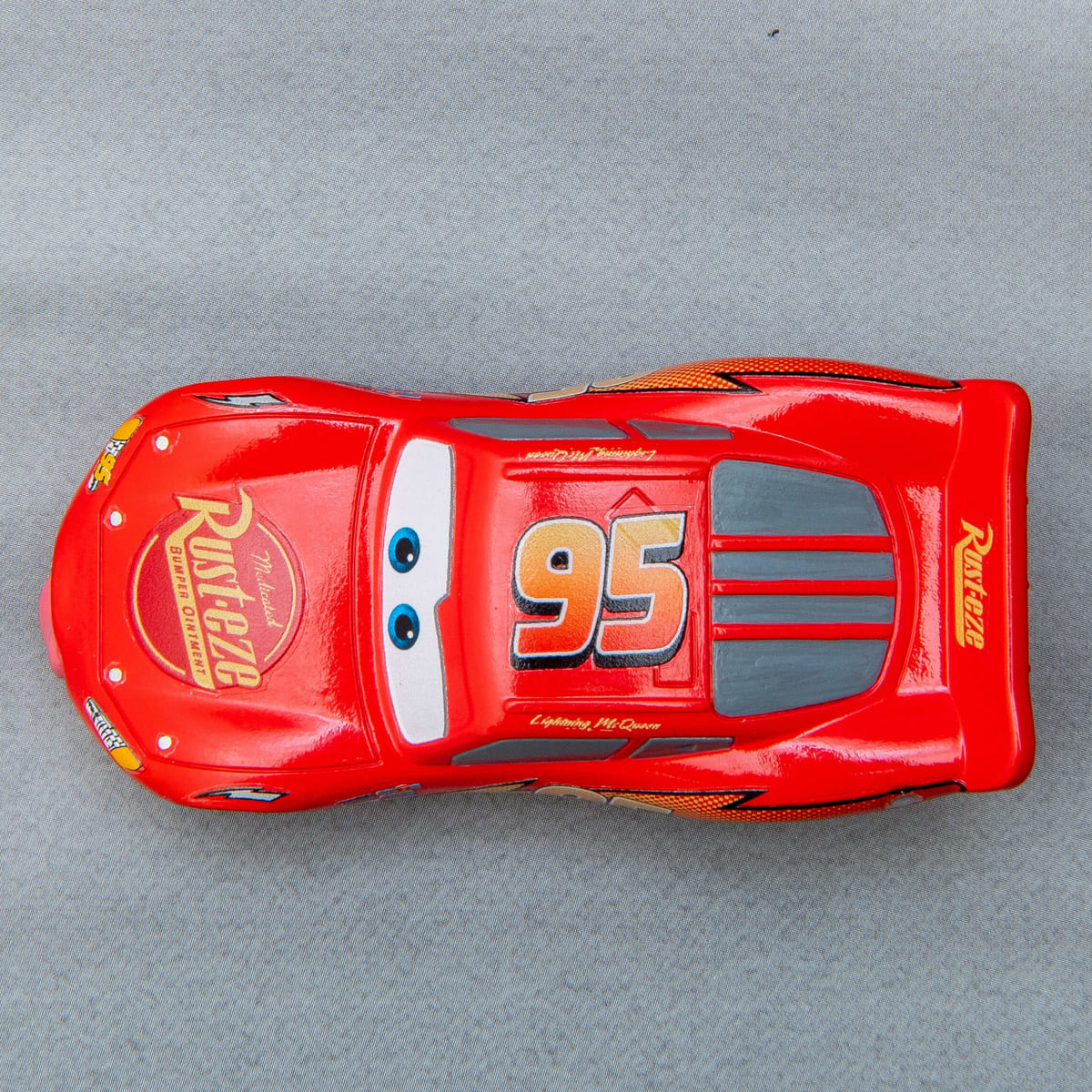 舌を出したかわいいマックィーン！カーズ トミカ ライトニング