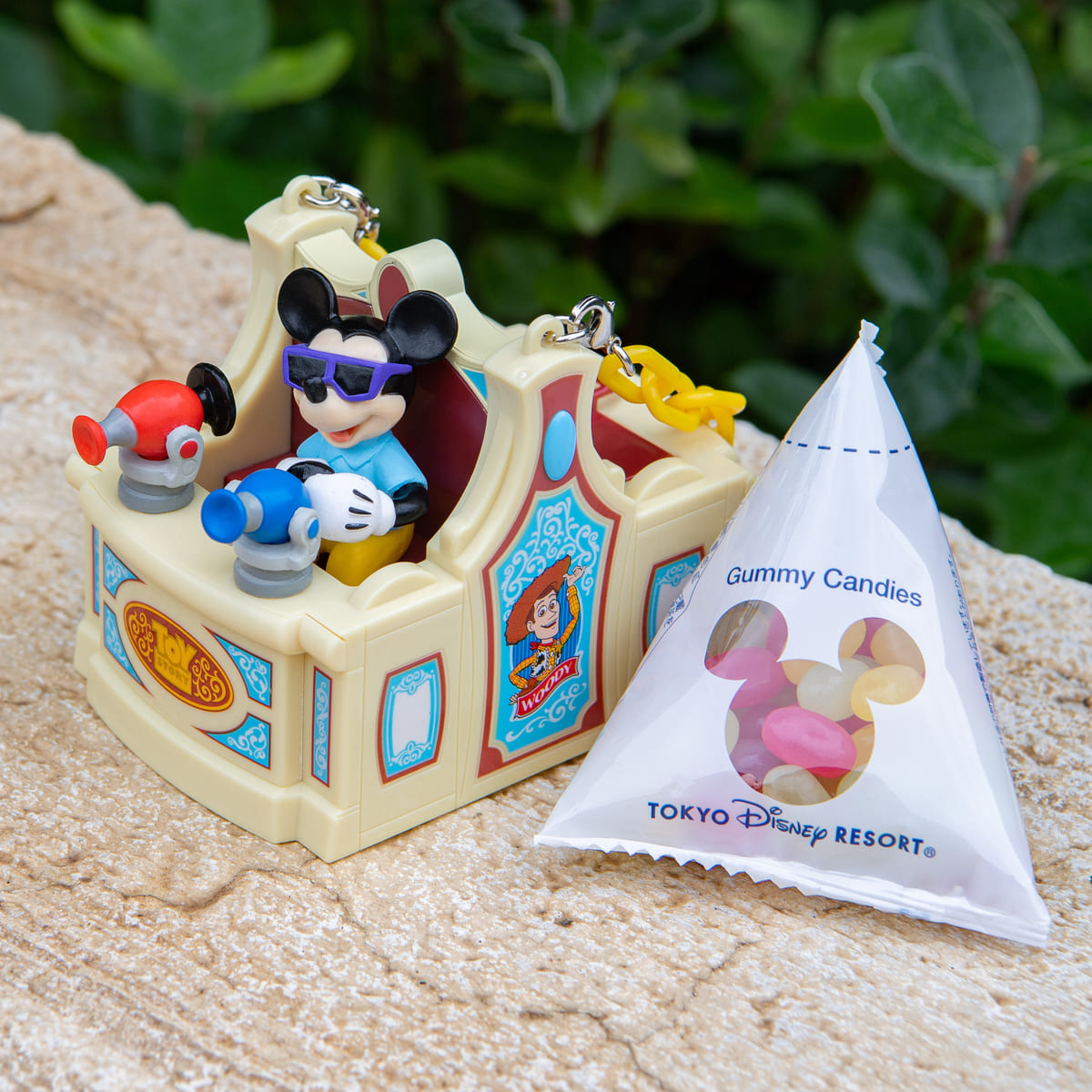 シューティングゲームを楽しむミッキーマウス！「トイ・ストーリー