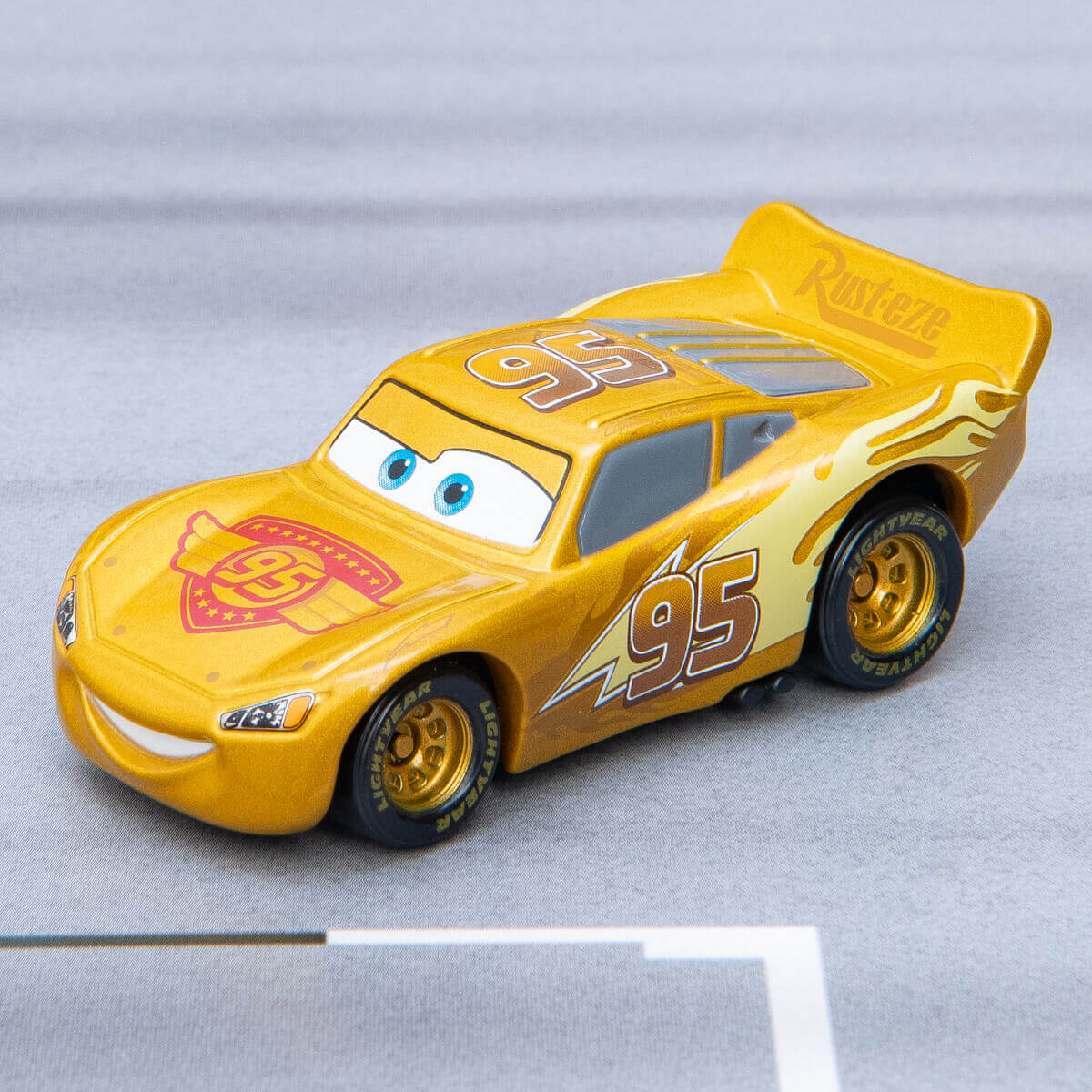 金色に輝くボディ！カーズ トミカ ライトニング・マックィーンデイ