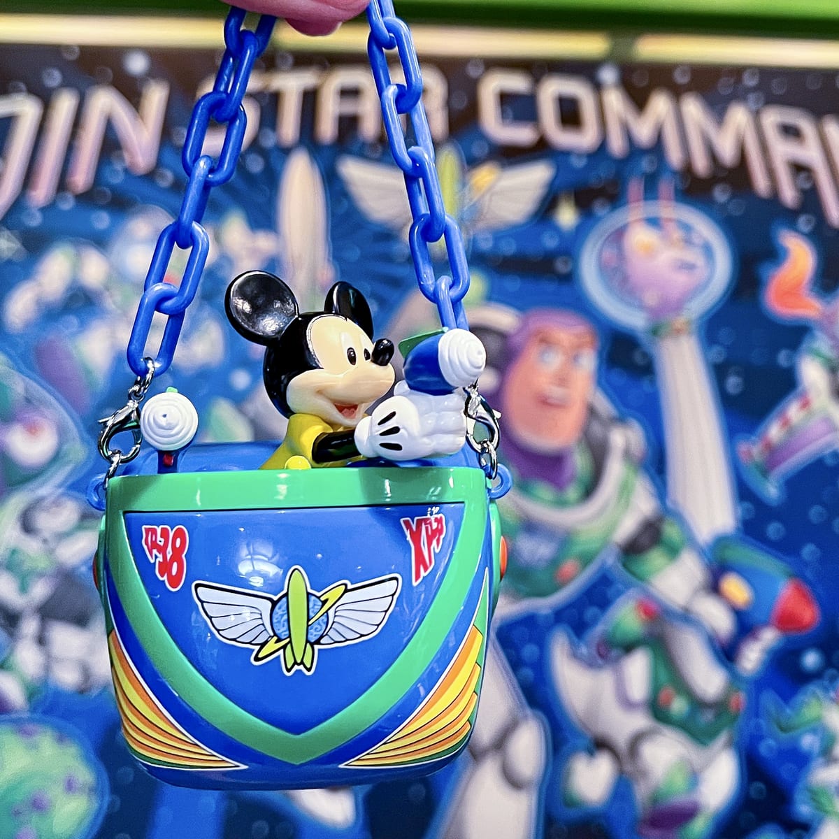 シューティングゲームを楽しむミッキーマウス！東京ディズニーランド