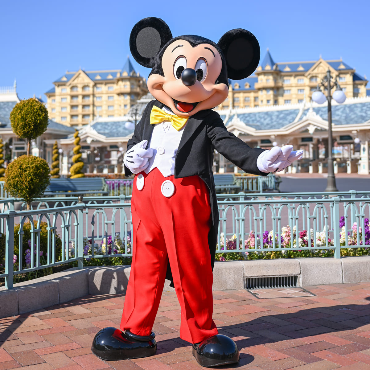 燕尾服姿のミッキー、ミニーに会える！東京ディズニーランド メイン