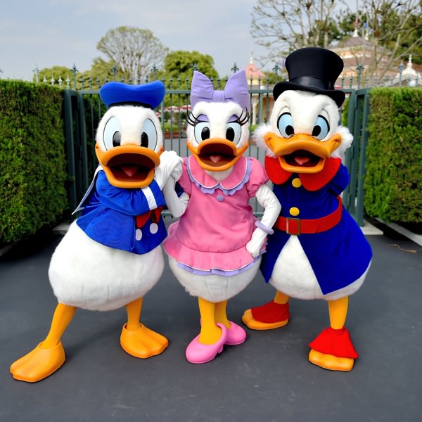 3人勢揃い☆メインエントランスでドナルド・デイジー・スクルージと